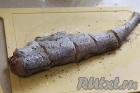 Нарезать подготовленного минтая на порционные кусочки, посолить и поперчить по вкусу внутри и снаружи.