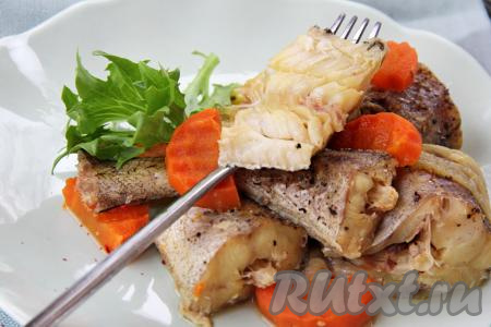 Готовые кусочки минтая вместе с овощами, с которыми они запекались в духовке, разложить из рукава по тарелкам и, дополнив гарниром или салатом из свежих овощей, подать к столу.