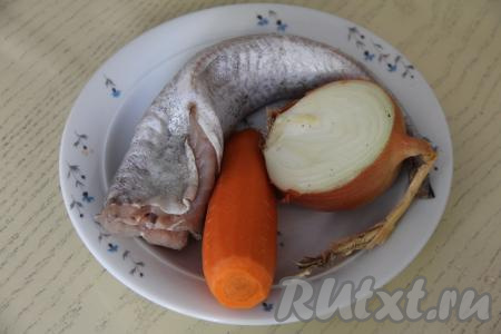 Подготовить продукты для приготовления минтая в рукаве для запекания в духовке. Лук и морковь почистить. Разморозить минтая при комнатной температуре, удалить из брюшка внутренности и чёрную плёночку, отрезать хвост и плавники. Хорошо промыть рыбу под проточной водой внутри и снаружи.