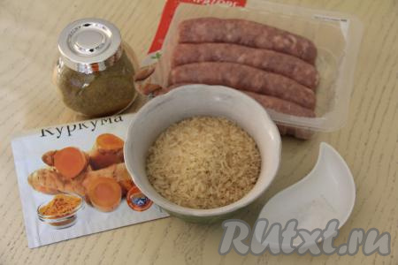 Подготовить продукты для приготовления купат с рисом в духовке. Рис всыпать в сито, промыть под проточной водой, дать лишней воде стечь. Духовку сразу поставить разогреваться до 200 градусов.&nbsp;