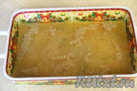 Влить 400 миллилитров горячей воды в форму с рисом, перемешать.