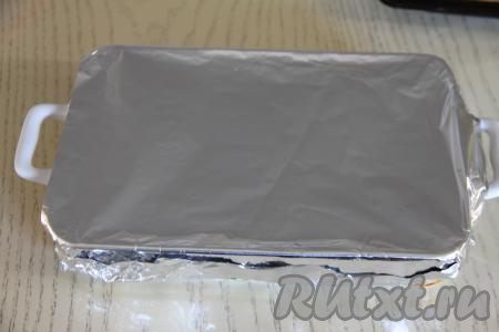 Накрыть форму фольгой и поставить в разогретую до 200 градусов духовку. Готовить купаты с рисом 30-35 минут.