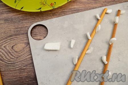 Таким образом, отрезая от маршмеллоу небольшие части и хорошо прижимая их липкую часть к соломке, сформировать веточку вербы. Крепите столько кусочков маршмеллоу к соломке, насколько "пушистой" вы хотели бы получить веточку вербы. Старайтесь делать это аккуратно, так как соломка достаточно хрупкая и ломается при прикладывании к ней больших усилий.