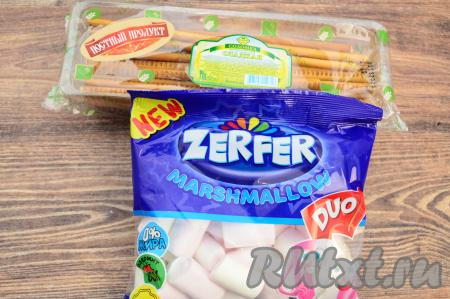 Вот такой скромный набор продуктов нам потребуется для того, чтобы сделать веточки вербы из маршмеллоу и соломки. Маршмеллоу лучше купить белого цвета. Я купила двухцветный розово-белый маршмеллоу, а для формирования веточек вербы использовала только белую часть зефирок.