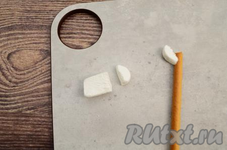 Каждый кусочек маршмеллоу разрезать вдоль (я разрезаю кухонными ножницами). Разрез маршмеллоу липкий, именно благодаря этой липкости очень удобно крепить части этой зефирки к соломке. Отрезать от получившейся части маршмеллоу небольшой полукружочек, напоминающий почку вербы. Липкой частью маршмеллоу прикрепить "почку вербы" к соломке.