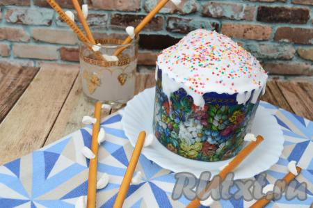 Веточками вербы из маршмеллоу и соломки можно украсить куличи, выложив их поверх незастывшей глазури.