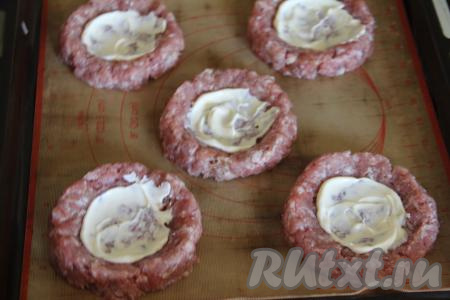 Смазать углубление на каждой лепёшке майонезом.&nbsp;