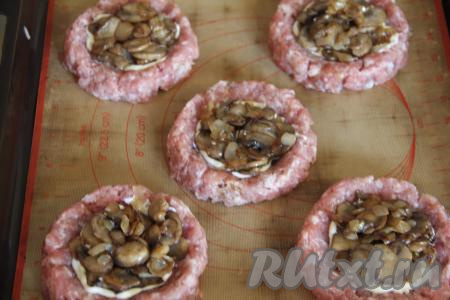 Равномерно разложить жареные грибы поверх майонеза.