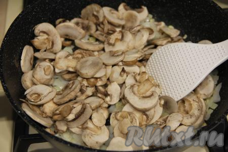 К обжаренному луку добавить нарезанные свежие шампиньоны (или предварительно отваренные и нарезанные на части лесные грибы), перемешать.&nbsp;
