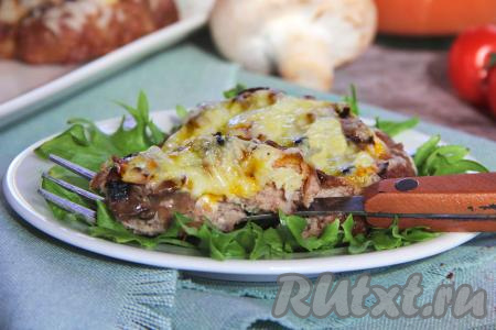 Сочные, вкусные стожки, приготовленные из фарша с грибами и сыром, достать из духовки, переложить на тарелку и в горячем виде подать к столу, дополнив гарниром.