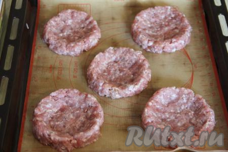 Вначале слегка прижать каждый шарик ладонью, формируя лепёшку, затем дном стакана сделать в центре каждой лепёшки небольшое углубление. Заготовки стожков из фарша внешне будут напоминать "ватрушки" с бортиком.&nbsp;