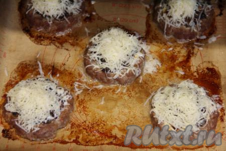 Затем поверх стожков равномерно разложить сыр, натёртый на мелкой тёрке.