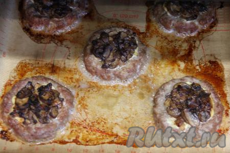 Запекать стожки из фарша с грибами в духовке, разогретой до 180 градусов, 30 минут.