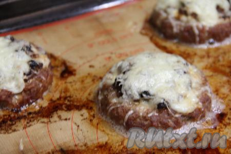 Запекать стожки в духовке 10 минут (до расплавления сыра).