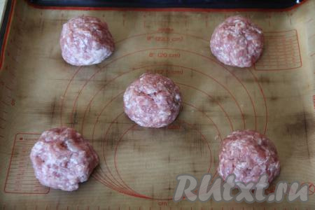 Фарш разделить на 5 равных частей, сформировать шарики, выложить их на расстоянии друг от друга на противень, застеленный силиконовым ковриком (или пергаментом).