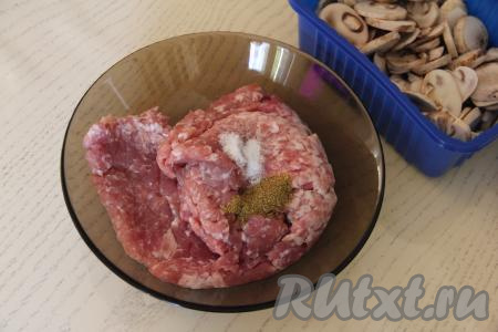 Для приготовления этого блюда можно взять как предварительно отваренные в течение 25-30 минут лесные грибы, так и свежие шампиньоны. Шампиньоны отваривать не нужно, их нужно будет только промыть водой и нарезать на пластины. Сформировать основу стожков можно из фарша, приготовленного из одного или нескольких видов мяса (например, из курицы, свинины, индейки, говядины), пропущенных через мясорубку. Можно взять и покупной фарш. Фарш (у меня - из свинины) выложить в глубокую миску, добавить соль и специи, тщательно перемешать.