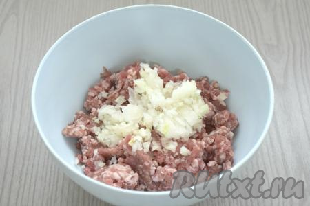 Очищаем лук, пропускаем его через мясорубку (или мелко нарезаем) и добавляем в миску с фаршем.