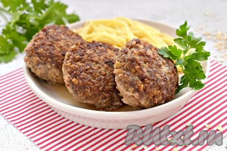 Сытные, вкусные, сочные котлеты, приготовленные из свинины с овсяными хлопьями, подаём к столу горячими, дополнив гарниром (я подала со спагетти).