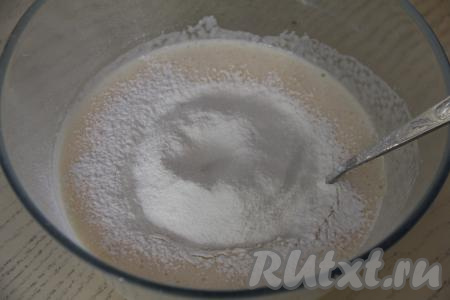 В миску с манкой, набухшей в йогурте, влить взбитую яичную массу, перемешать столовой ложкой (или лопаткой). Всыпать грамм 50 просеянной муки, соль и разрыхлитель.&nbsp;