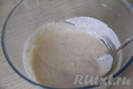 В объёмную миску всыпать манку, влить питьевой йогурт, тщательно перемешать массу и оставить на 20-30 минут. За это время манка набухнет в йогурте.