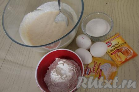 Когда манка набухнет в питьевом йогурте, можно приступать к замешиванию теста для манника.