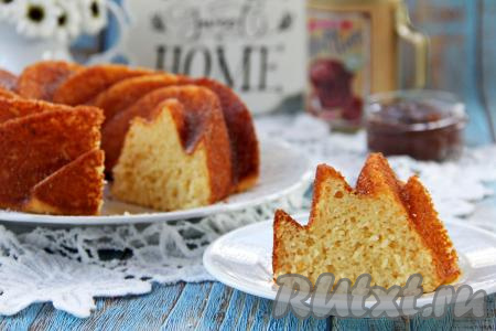 Ароматный, нежный манник нарезать на кусочки и подать к чаю. Эта выпечка получается всегда удачной. А используя разные питьевые йогурты, вы будете каждый раз получать этот пирог с новым вкусом! 