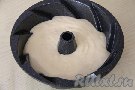 Форму для выпечки смазать растительным маслом, выложить тесто, разровнять. У меня литая форма для кекса диаметром 22 сантиметра, можно выпекать в круглой форме диаметром 22-24 сантиметра.