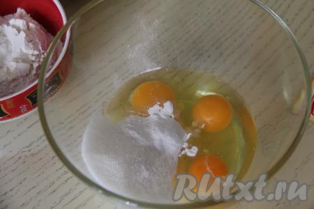 В глубокой миске (или в чаше миксера) сырые яйца соединить с сахаром и ванильным сахаром.&nbsp;