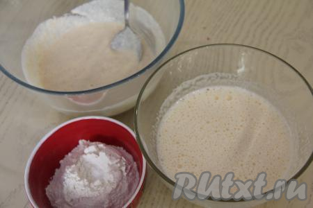 Взбить яйца с сахаром на максимальных оборотах миксера в течение 5 минут. В процессе взбивания яйца, взбитые с сахаром, увеличатся в объёме, масса станет достаточно светлой.