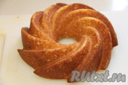 Выпекать манник, замешанный на питьевом йогурте, в разогретой до 180 градусов духовке минут 35. Для того чтобы проверить готовность, нужно проколоть выпечку сверху сухой деревянной шпажкой. Если после прокалывания манника шпажка останется сухой, значит пирог готов. 