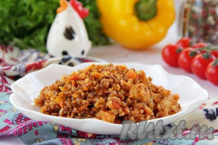 Гречку, приготовленную по-купечески с индейкой, разложить из чаши мультиварки по тарелкам и подать вкусное, сытное, аппетитное блюдо к столу.