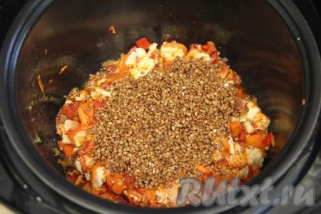 Всыпать промытую гречку.&nbsp;