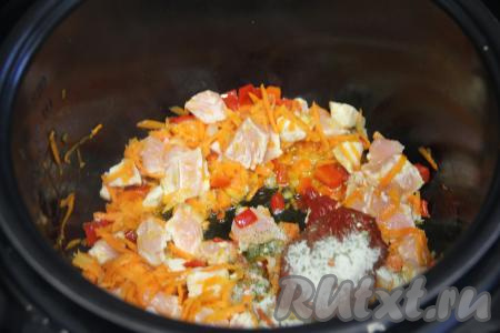 К мясу, обжаренному с овощами, добавить томатную пасту, соль и специи, перемешать.&nbsp;