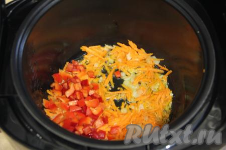 К обжаренному луку добавить натёртую на крупной тёрке морковку и нарезанный на небольшие кубики болгарский перец, перемешать. Обжаривать овощи в чаше мультиварки, периодически перемешивая, в течение 5 минут.