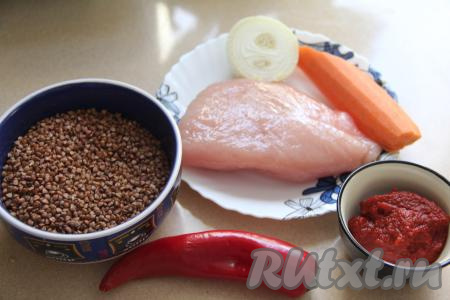 Подготовить продукты для приготовления гречки по-купечески с индейкой в мультиварке. Лук и морковь почистить. Болгарский перец очистить от семян и плодоножки, промыть водой. Если необходимо, гречку перебрать, затем выложить её в сито, промыть проточной водой, оставить на несколько минут, чтобы стекла лишняя вода. Филе индейки промыть водой, обсушить.