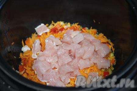 Филе индейки нарезать на небольшие кубики, добавить к обжаренным овощам в чашу мультиварки, перемешать, жарить 5 минут, время от времени помешивая.