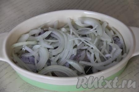 Лук и морковь почистить. Лук нарезать на тонкие полукольца, выложить поверх минтая.