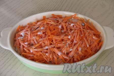 Получившийся соус из сметаны влить поверх овощей и рыбы. Соус должен покрывать блюдо хотя бы на 2/3 объёма. Если необходимо, добавьте ещё немного подсоленной воды.