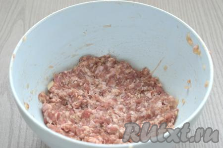 Тщательно перемешиваем фарш с луком и специями, вливаем 50 миллилитров холодной воды, перемешиваем. Фарш для чебуреков не должен быть плотным.