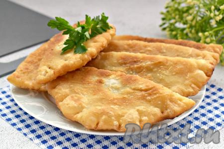 Постепенно жарим на сковороде все чебуреки из слоёного теста с фаршем. Аппетитные чебуреки, приятно похрустывающие снаружи и сочные внутри, подаём к столу горячими.