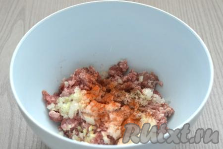 Для формирования чебуреков можно взять как бездрожжевое слоёное тесто (в этот раз я из него готовила), так и дрожжевое слоёное тесто. Размораживаем тесто при комнатной температуре. В миску выкладываем мясной фарш, добавляем очищенный и мелко нарезанный (или пропущенный через мясорубку) лук, всыпаем соль и специи (в качестве специй я использовала паприку и чёрный молотый перец).