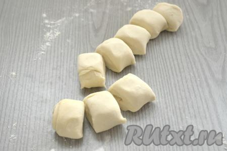 Нарезаем рулет из теста на кусочки шириной примерно 2,5-3 сантиметра. У меня получились 8 кусочков.