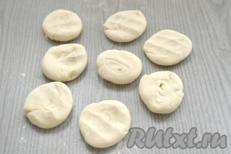 Кусочки из теста ставим на срезы и сверху прижимаем ладонью.