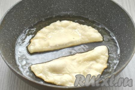 В сковороду вливаем достаточно много растительного масла и хорошо его разогреваем. Выкладываем в горячее масло чебуреки и жарим их на среднем огне с каждой стороны по 3 минуты.