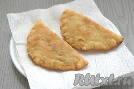Готовые чебуреки со сковороды выкладываем на бумажные полотенца, чтобы удалить излишки масла. 