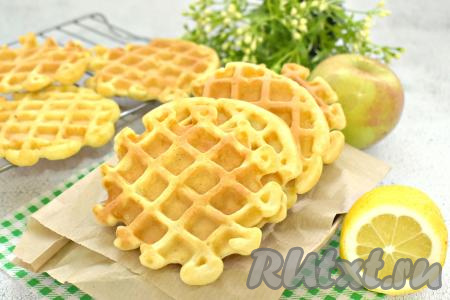 Аппетитные, вкусные, ароматные вафли, приготовленные с яблоками, станут отличным дополнением и к чаю, и к кофе. 