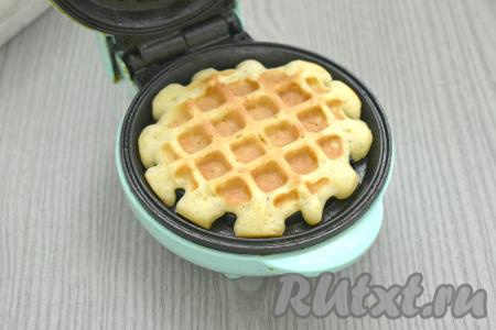 Готовим постную вафлю примерно 4-5 минут. Длительность выпечки каждой яблочной вафли зависит от мощности вашей электрической вафельницы.