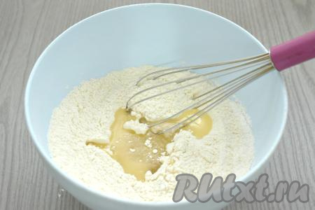 Сюда же вливаем растительное масло, перемешиваем венчиком.