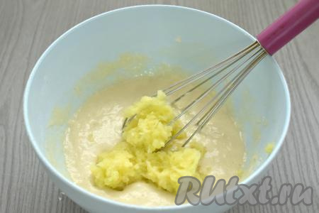 Очищаем яблоко от кожуры и семян. Натираем яблоко на средней тёрке. Натёртое яблоко без выделившегося сока перекладываем в тесто.