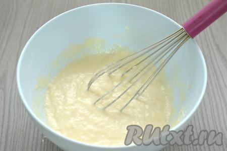 Перемешиваем тесто венчиком. Тесто должно получиться однородным, напоминающим сметану средней жирности.